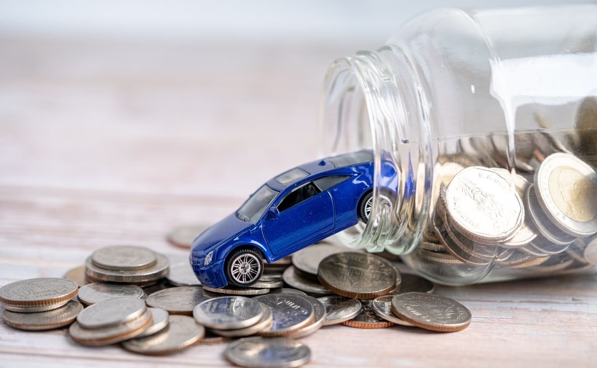 Blue car and coins — saving on OC premium